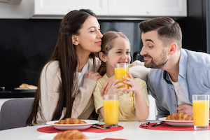 Eltern frühstücken mit Kind
