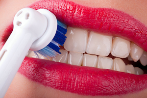 Zähne putzen mit elektrischer Zahnbürste 